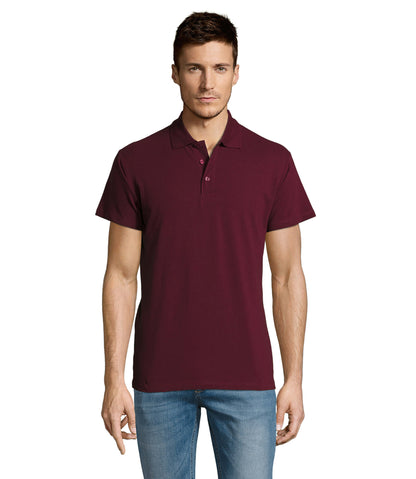Polo homem de cor bordô,